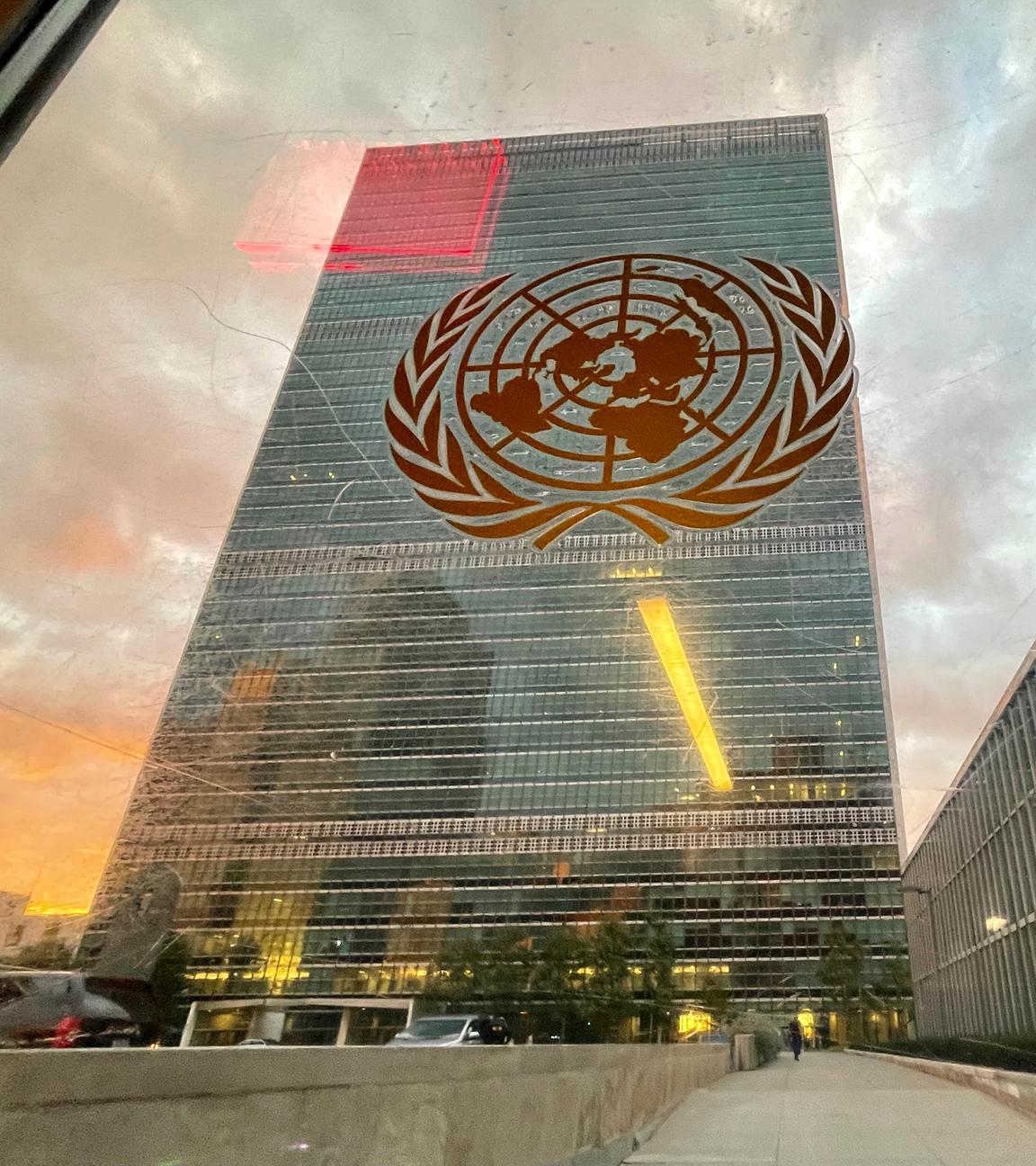 Das Logo der Vereinten Nationen ist auf einer Fensterscheibe vor dem UN-Hauptquartier zu sehen.