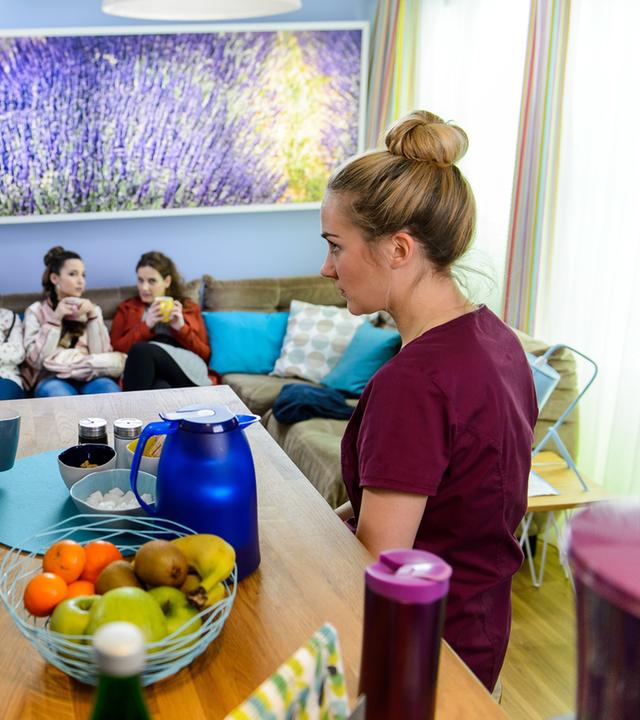 "Bettys Diagnose - Unangenehme Wahrheiten":Betty Weiss (Annina Hellenthal) unterhält sich mit Dr. Frank Stern (Max Alberti) im Aufenthaltsraum. Talula Pfeiffer (Carolin Walter), Ava Edemir (Rona Özkan), Hanna Winter (Marie Zielcke) sitzen im Hintergrund auf der Couch.
