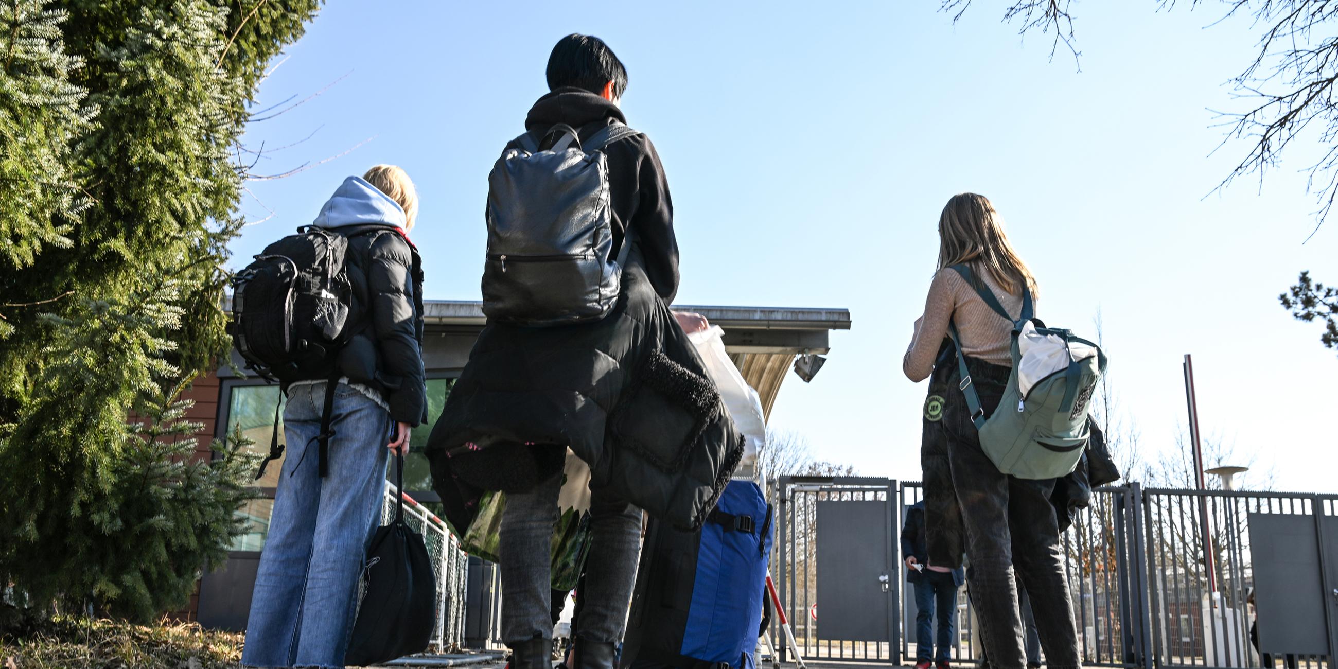Junge Flüchtlinge aus der Ukraine warten an der Hauptpforte einer Landeserstaufnahmeeinrichtung