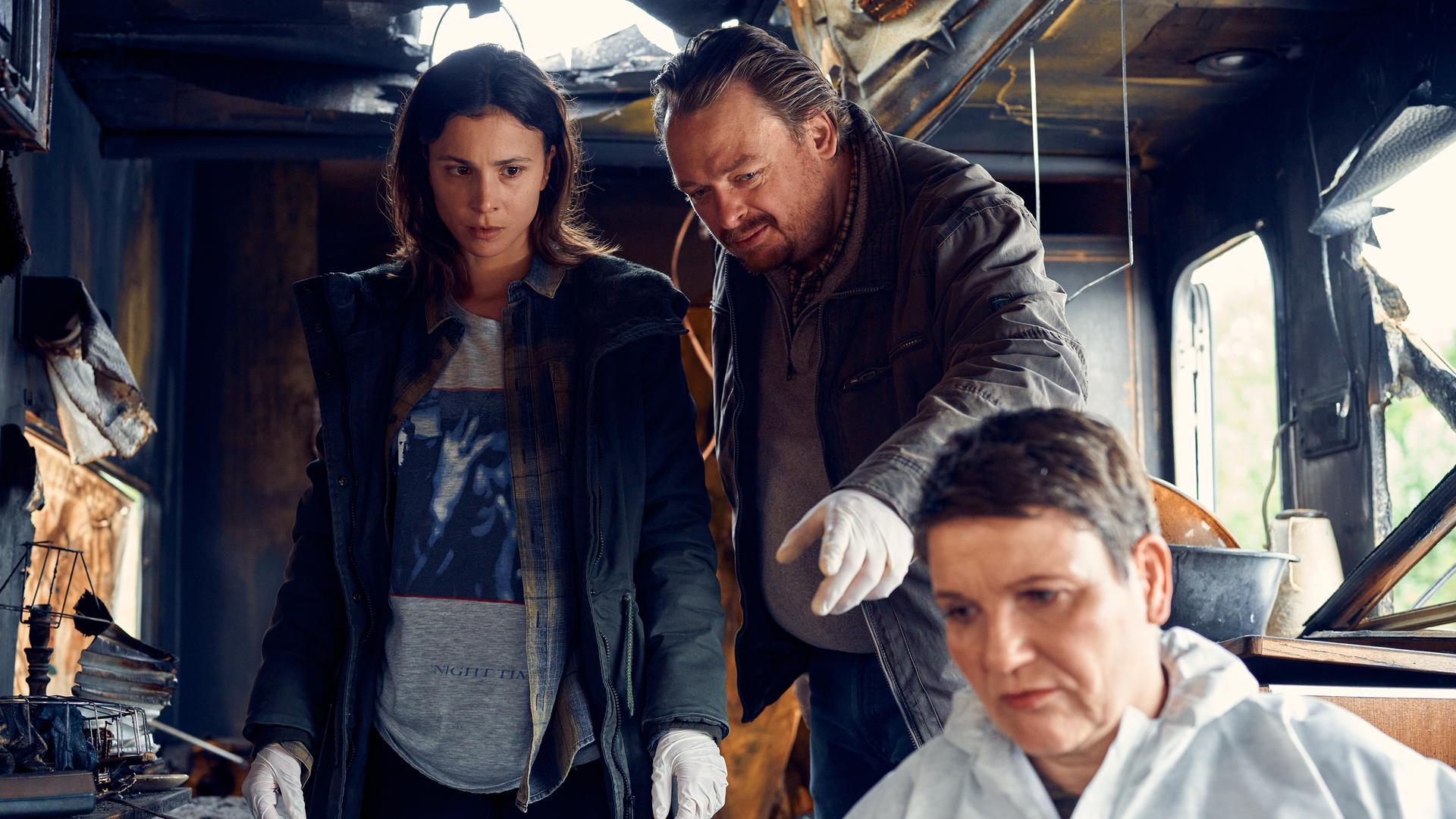 Alex (Aylin Tezel) und Rensmann (Sascha Nathan) nehmen die Ermittlungen auf.