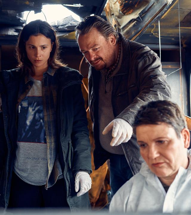 Alex (Aylin Tezel) und Rensmann (Sascha Nathan) nehmen die Ermittlungen auf.