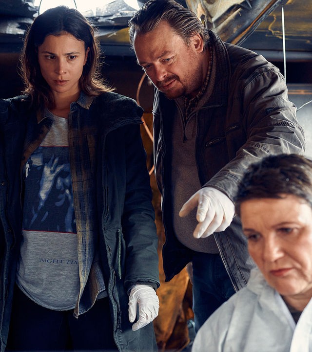 Alex (Aylin Tezel) und Rensmann (Sascha Nathan) nehmen die Ermittlungen auf.