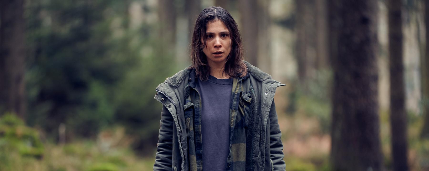 Im Wald eskaliert die Situation und Alex (Aylin Tezel) flieht.