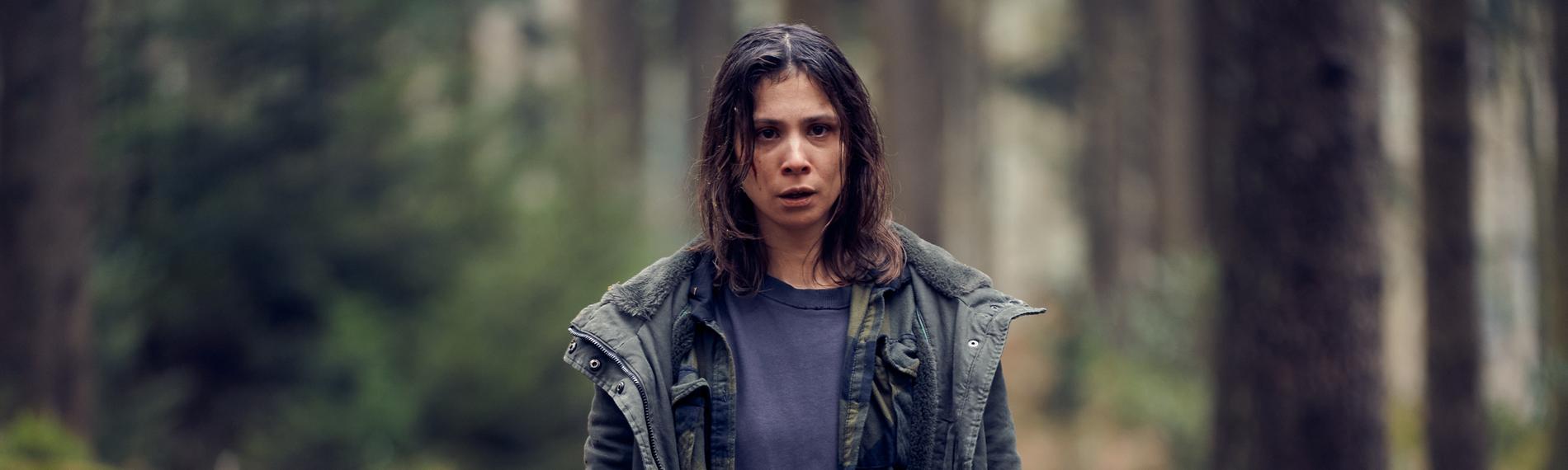 Im Wald eskaliert die Situation und Alex (Aylin Tezel) flieht.