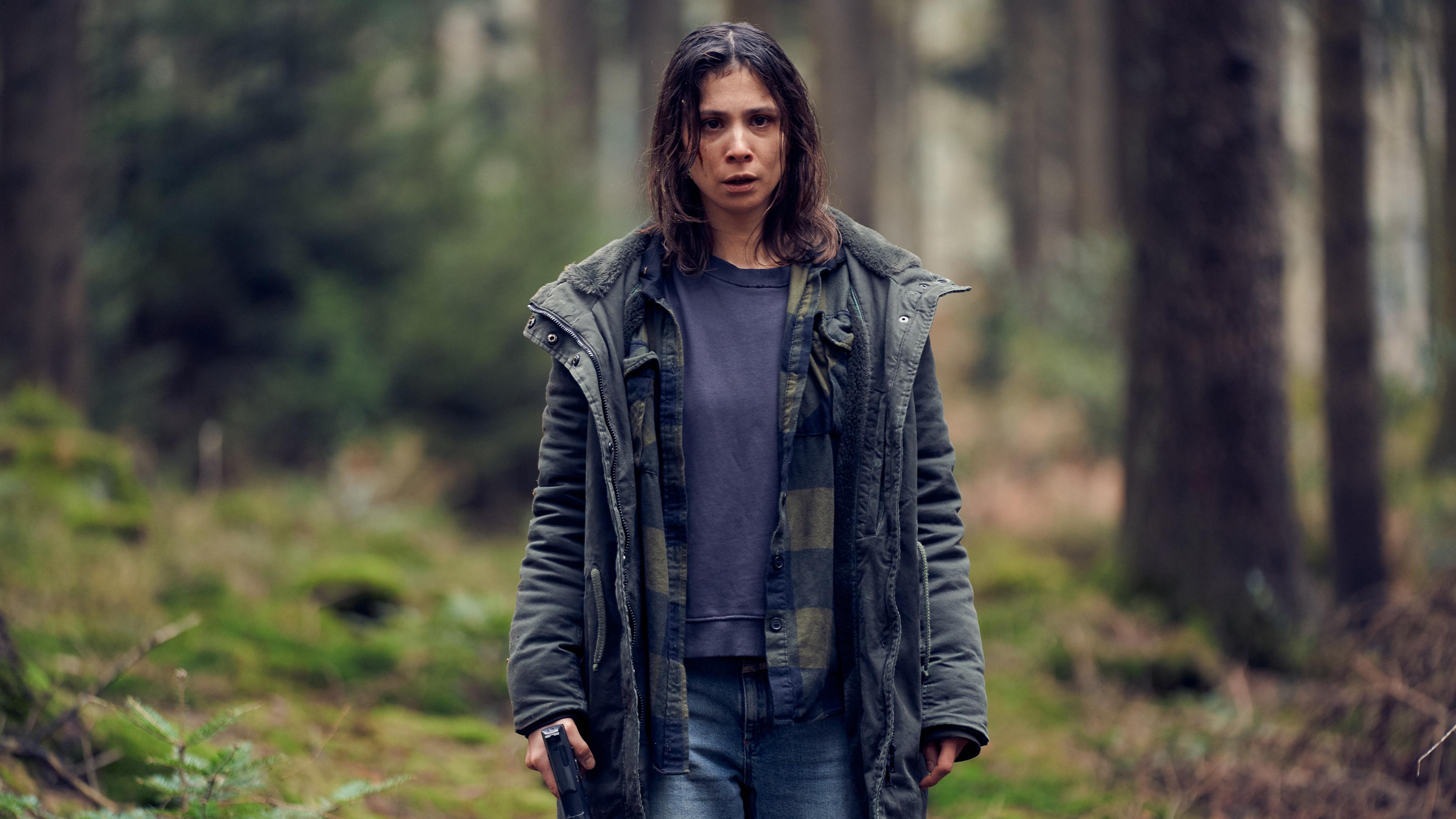 Im Wald eskaliert die Situation und Alex (Aylin Tezel) flieht.