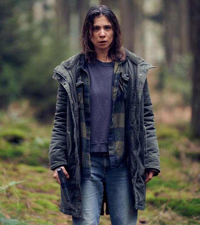 Im Wald eskaliert die Situation und Alex (Aylin Tezel) flieht.