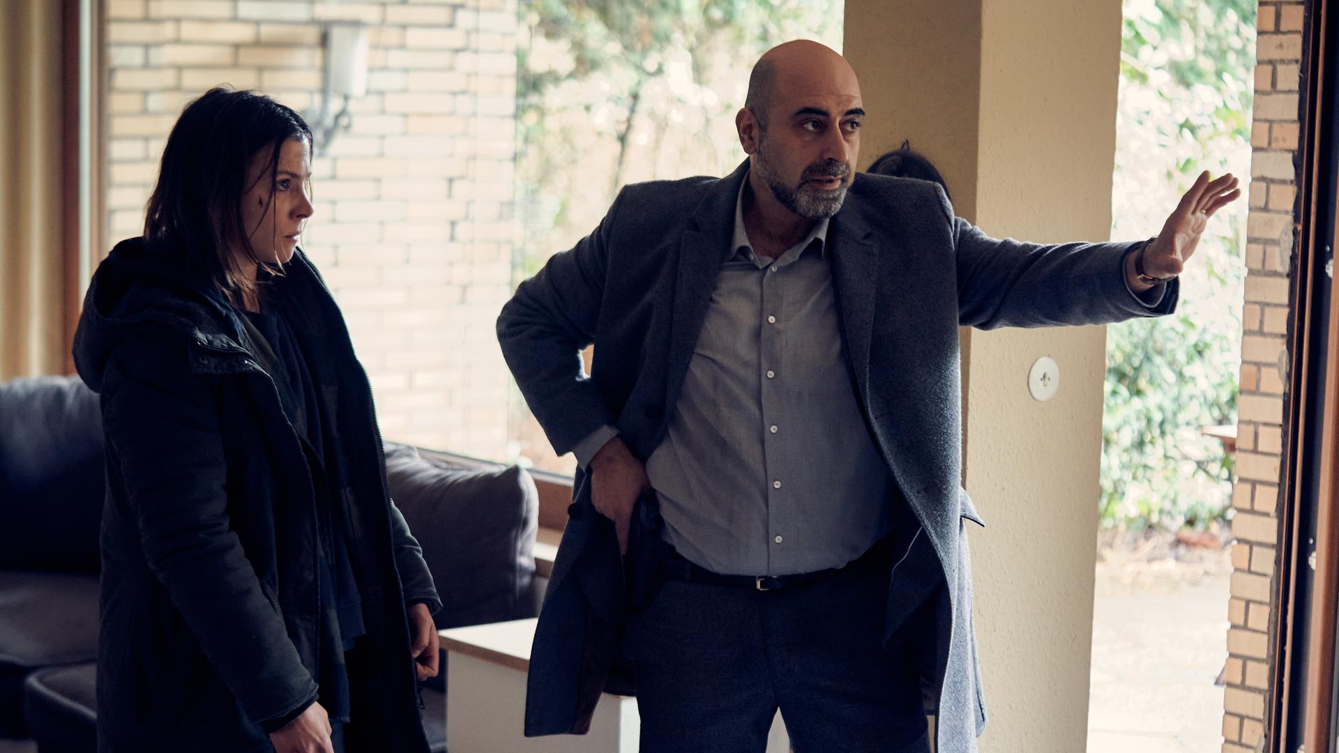 Alex (Aylin Tezel) und Nowak (Özgür Karadeniz)