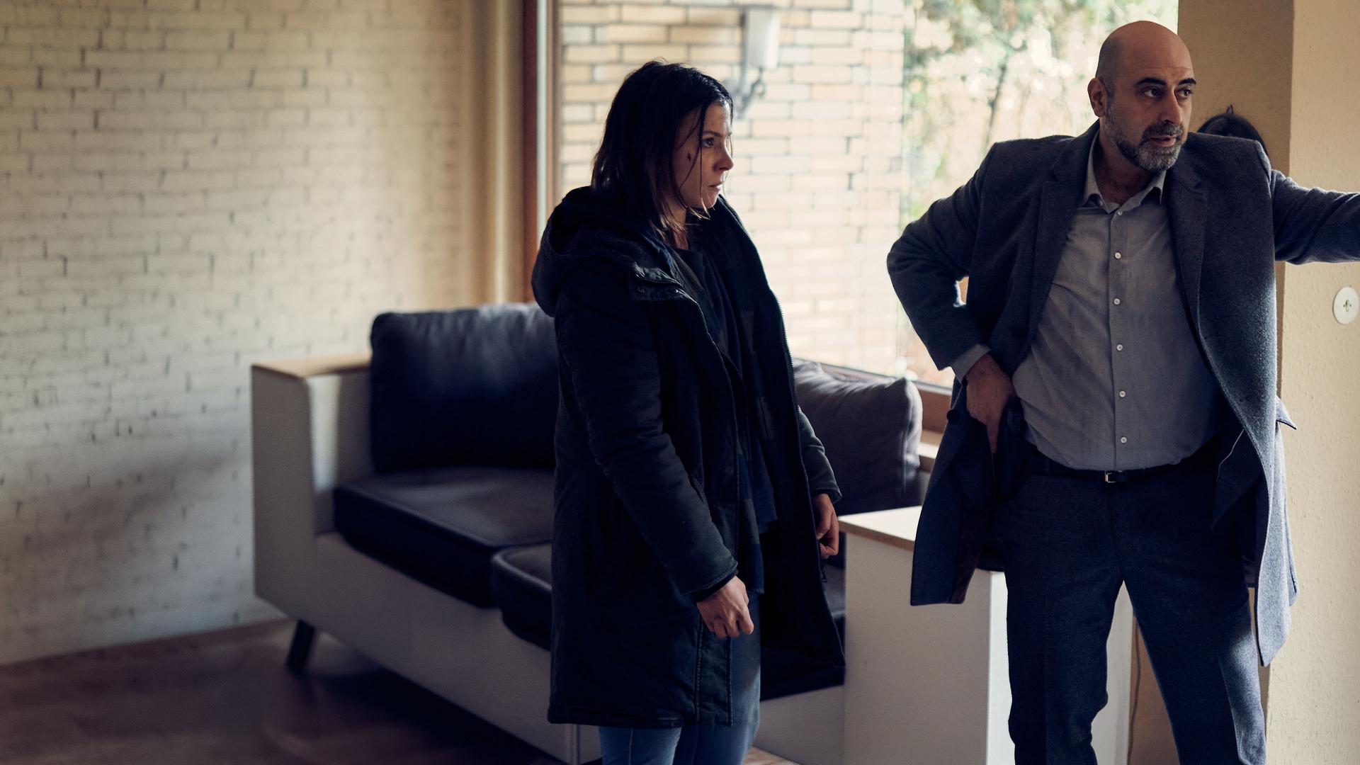 Alex (Aylin Tezel) und Nowak (Özgür Karadeniz)