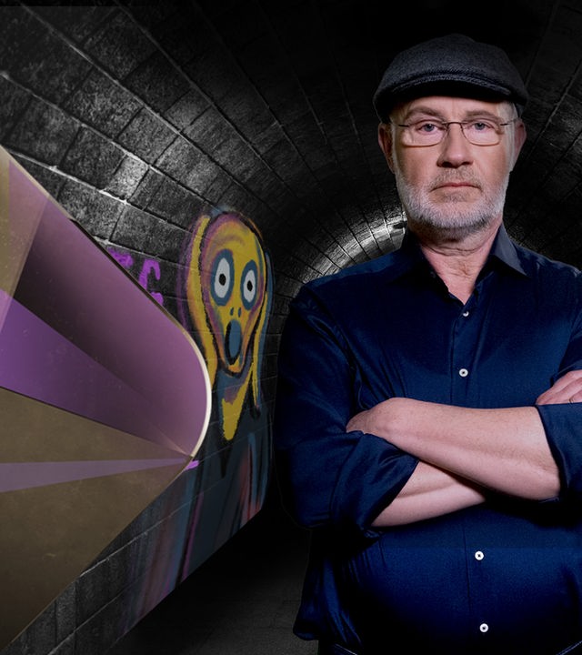 Harald Lesch in einem Tunnel mit Grafitti an der Wand