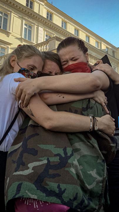 "Und jetzt wir - Eine Generation schlägt Alarm: Mitspracherecht": Aktivistinnen umarmen sich auf LGBT-Demo in Warschau.