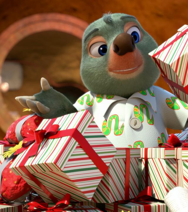 Maulwurf Moley steht vor dem Eingang seines Hauses inmitten eines Berges voller Geschenkpäckchen.