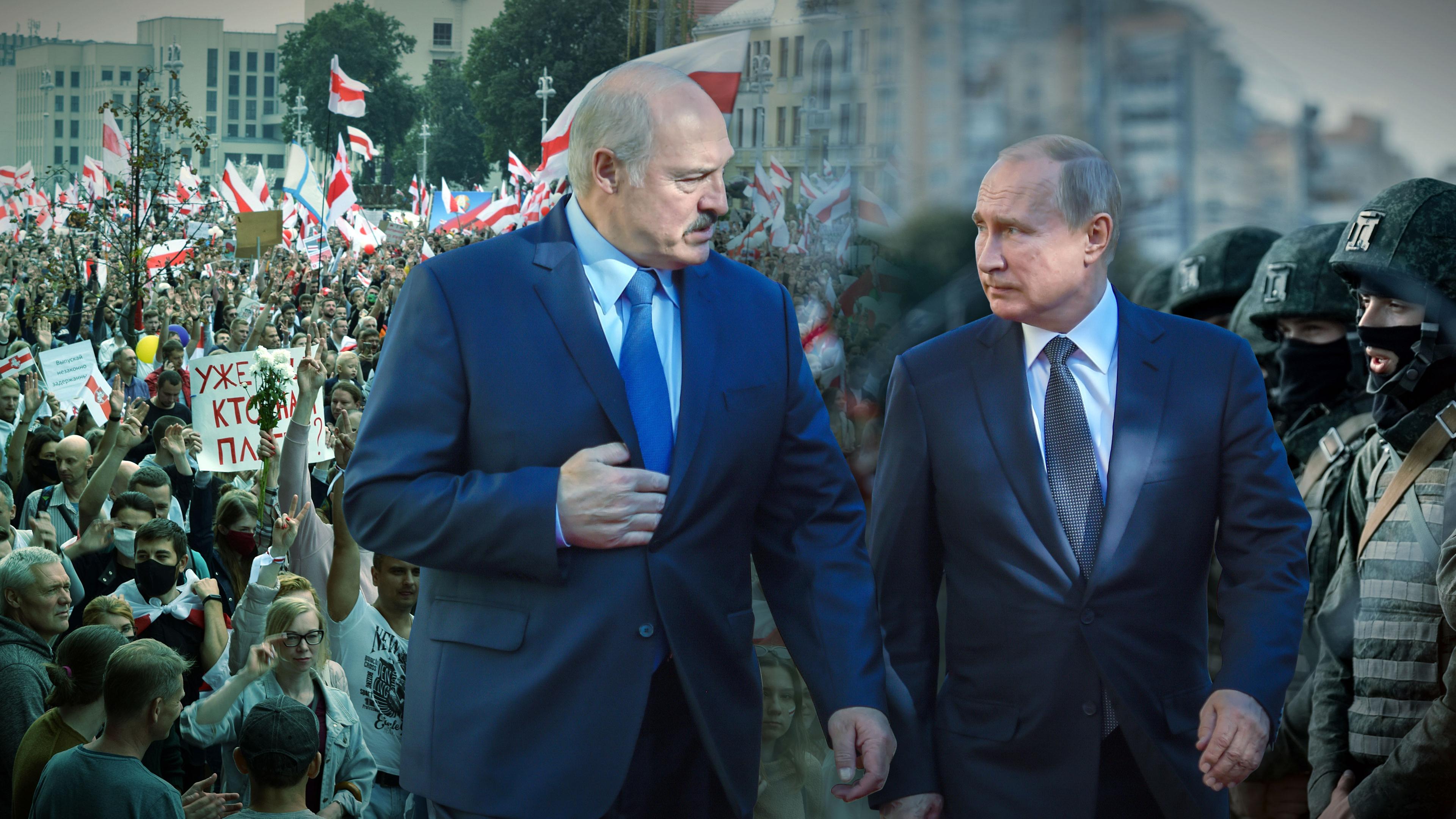 Montage: Im Vordergrund Putin und Lukaschenko, die sich ernst in die Augen blicken. Im Hintergrund links Protestierende in Belarus, die die Flagge der politischen Opposition tragen. Im Hintergrund rechts gepanzerte Polizeieinheiten.