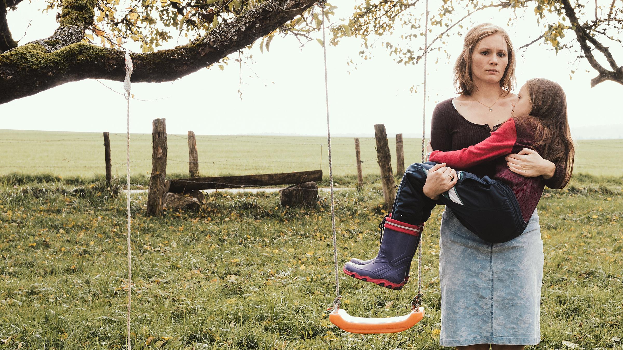 Magdalena (Romy Butz, r.) geht es zunehmend schlechter. Ihre Mutter Hanni (Rosalie Thomass, l.) findet sie bewusstlos im Garten.