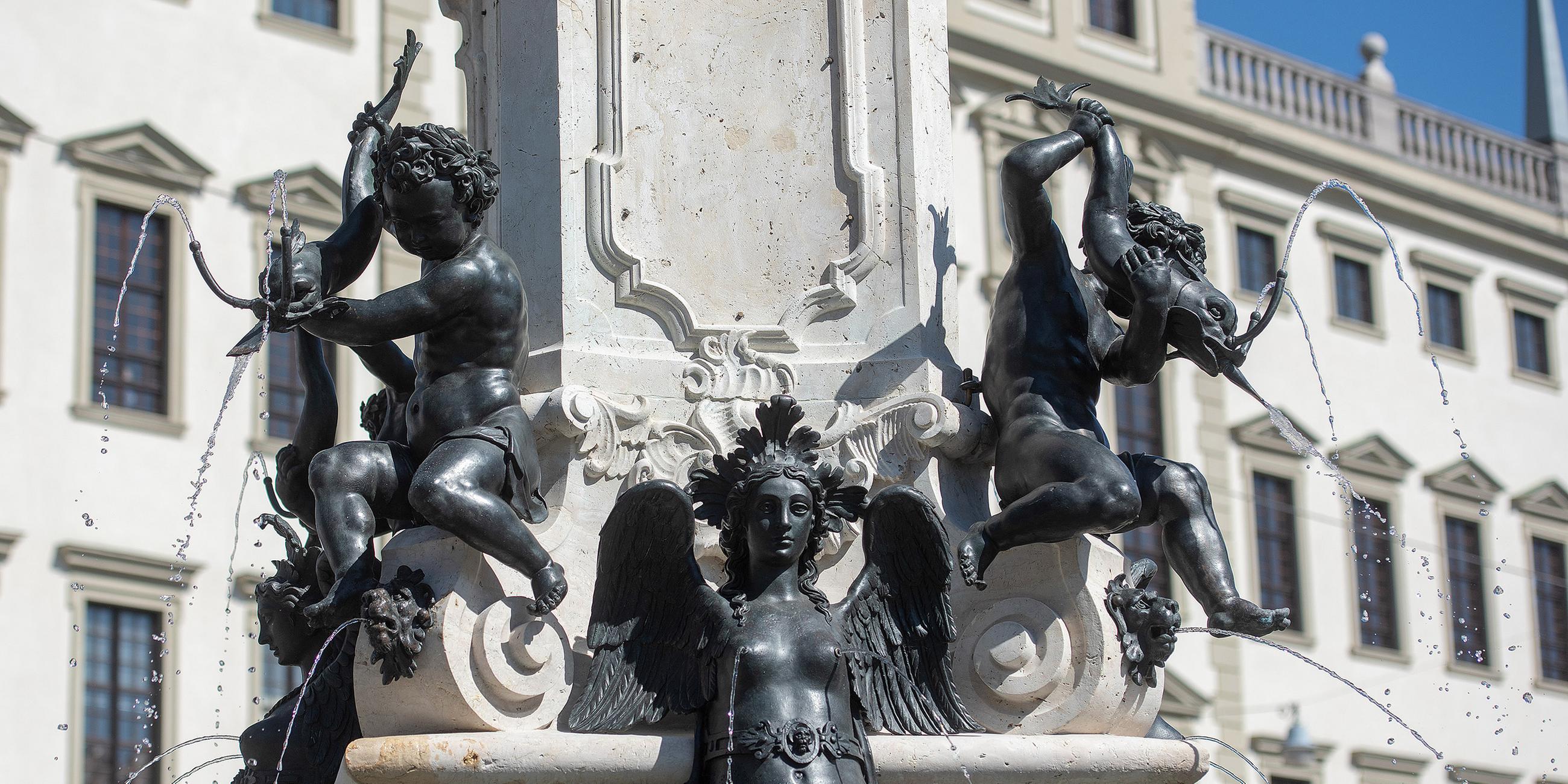 Archiv: Der Augustus Brunnen vor dem Augsburger Rathaus.