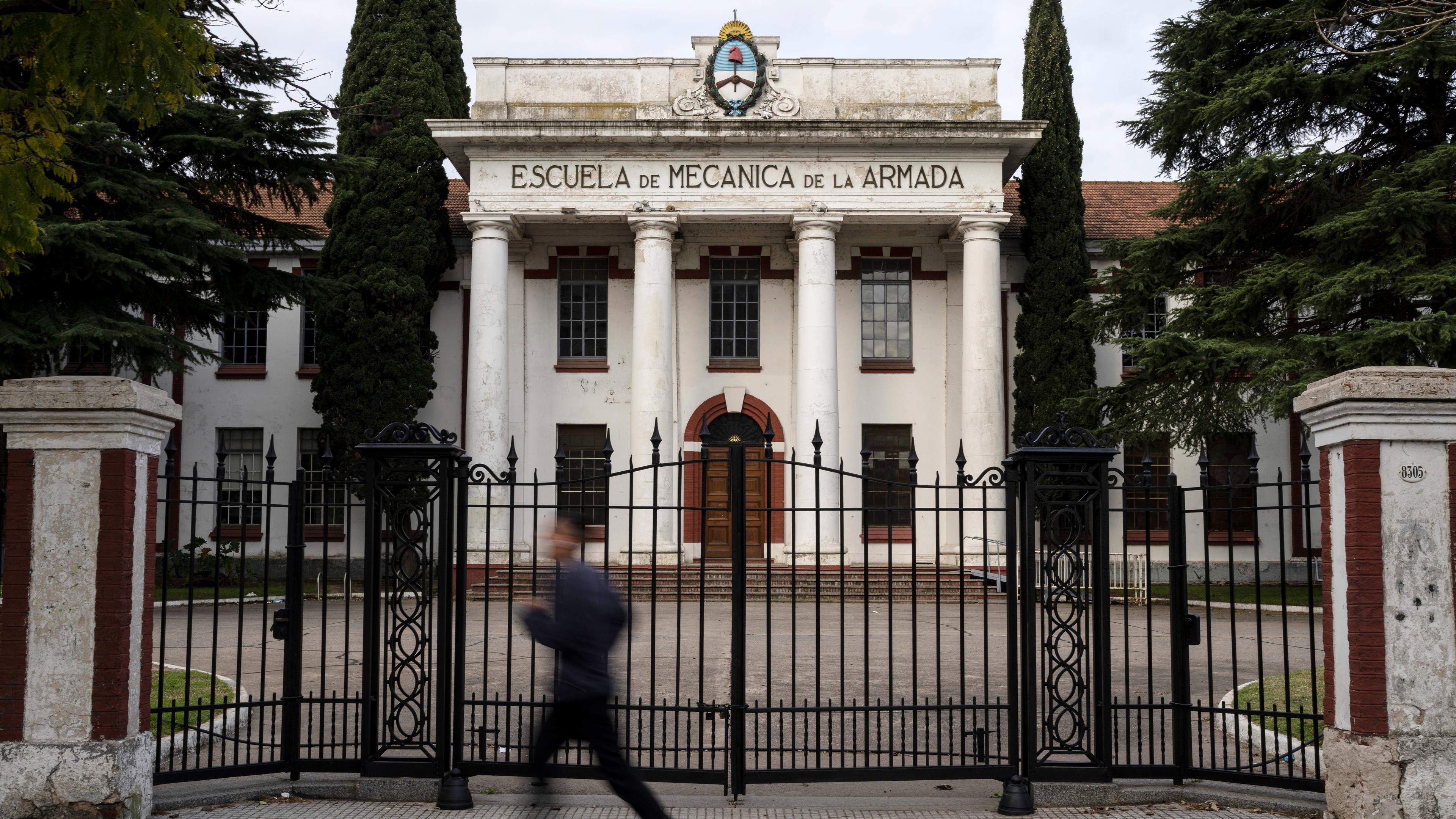 Eine Person joggt an der Argentinischen Marineschule für Mechanik, ESMA, in Buenos Aires, Argentinien vorbei, aufgenommen am 19.09.2023