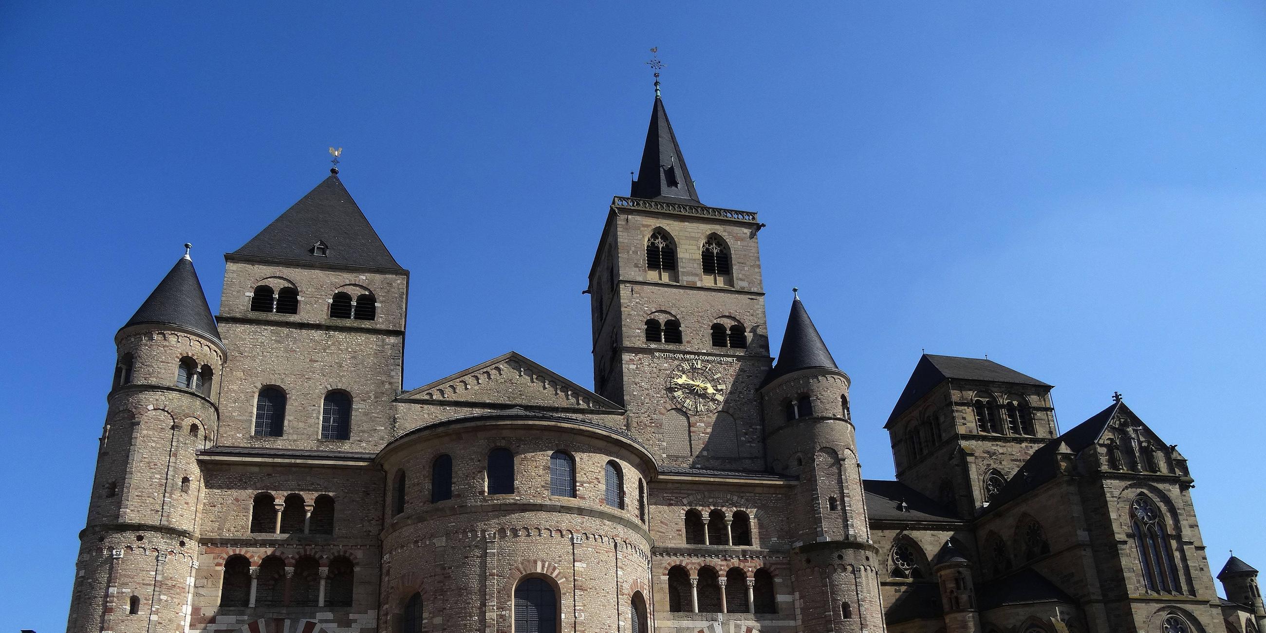 Unesco Welterbe: Frontansicht des Trierer Doms mit Haupteingan