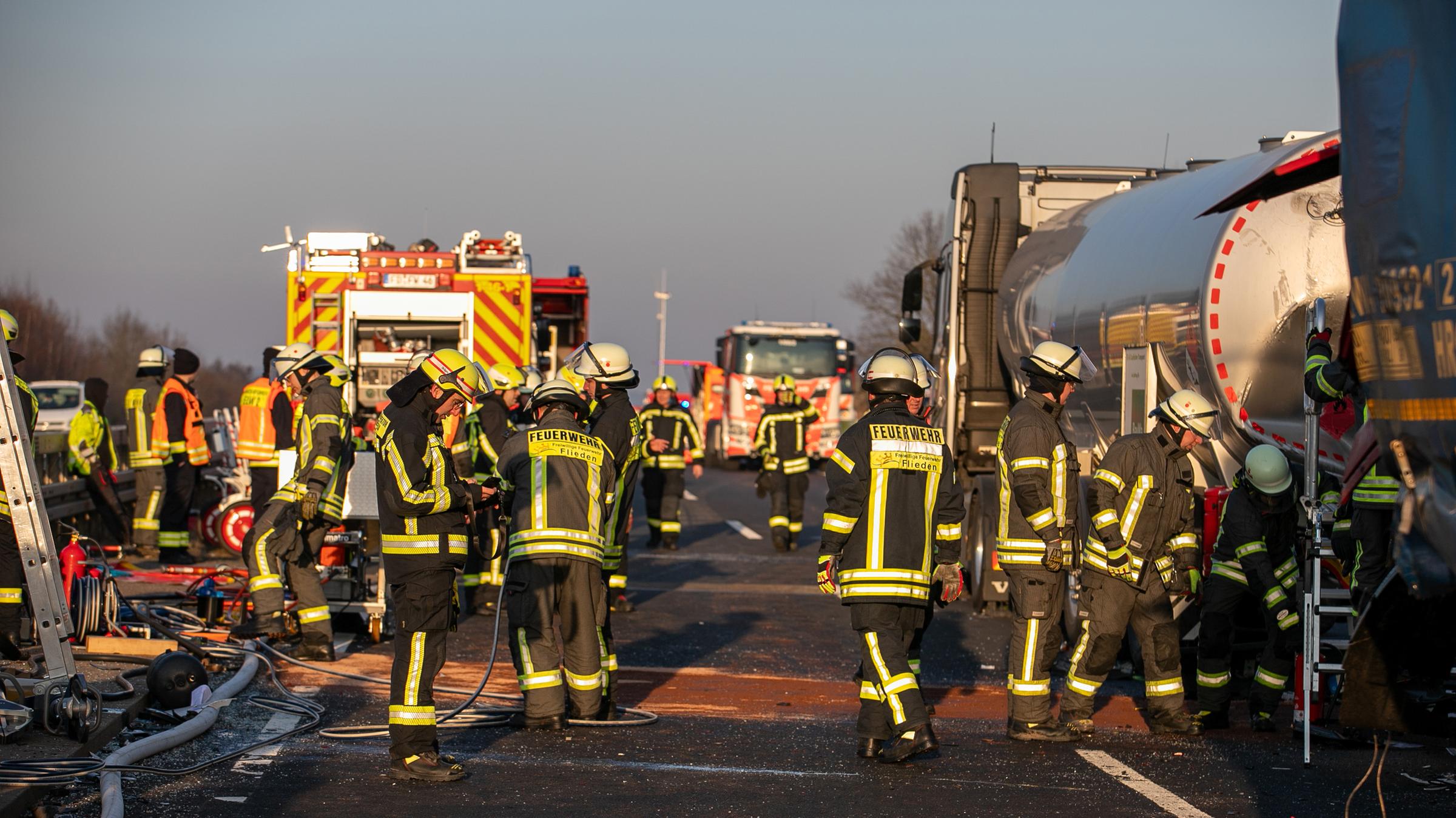 Feuerwehrleute sind nach einem Unfall auf der A66 bei Flieden im Einsatz. 
