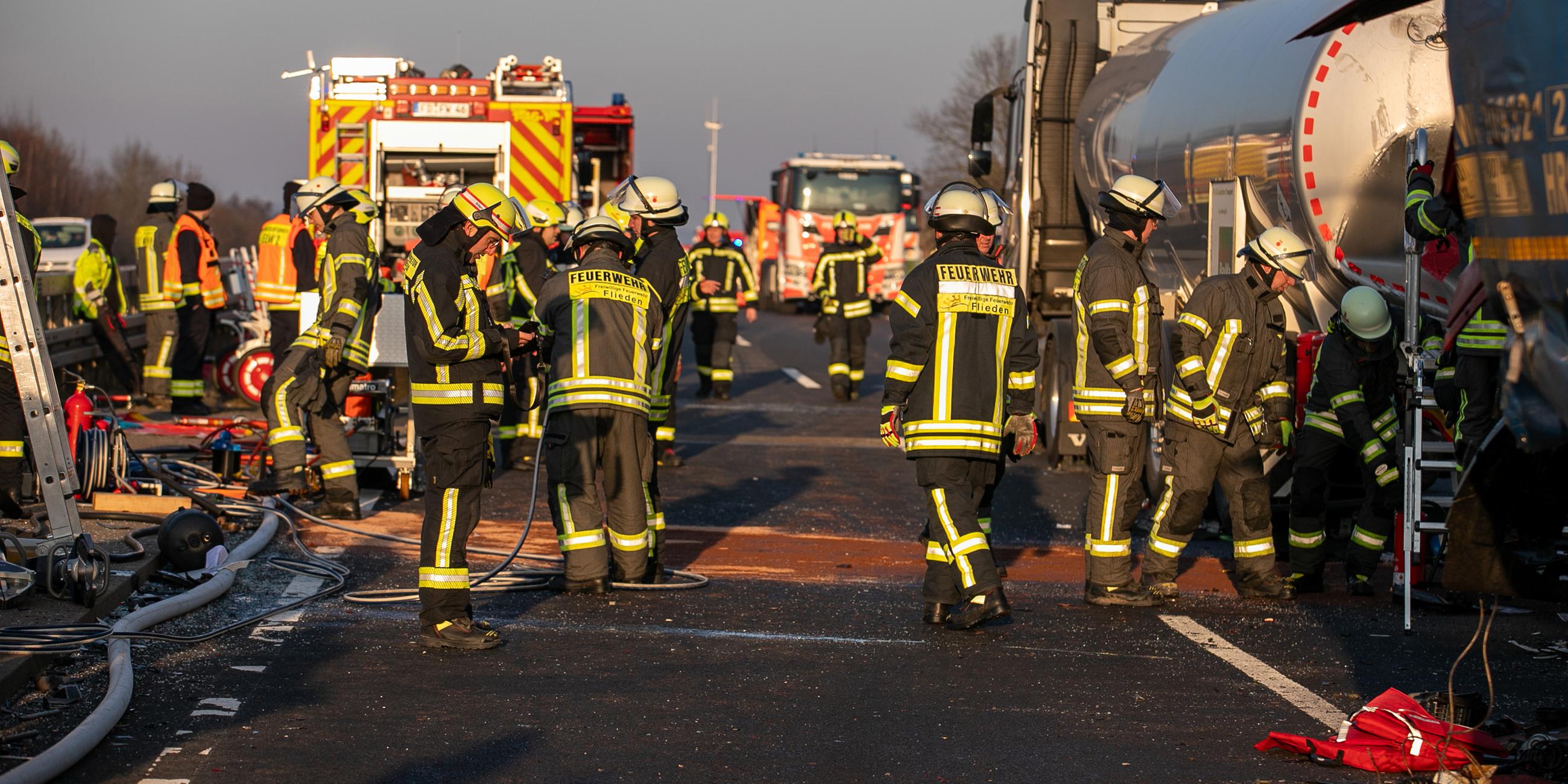 Feuerwehrleute sind nach einem Unfall auf der A66 bei Flieden im Einsatz. 
