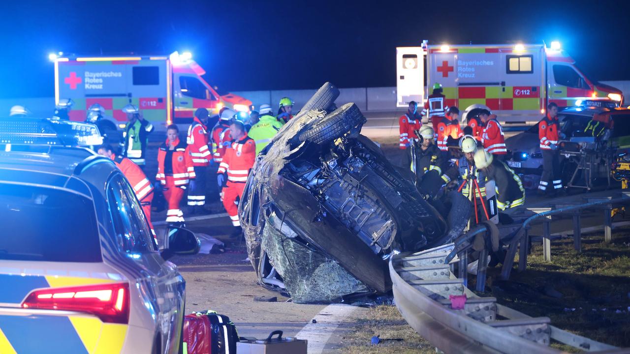 Mutmaßliches Schleuserfahrzeug Sieben Tote bei Unfall in Bayern ZDFheute