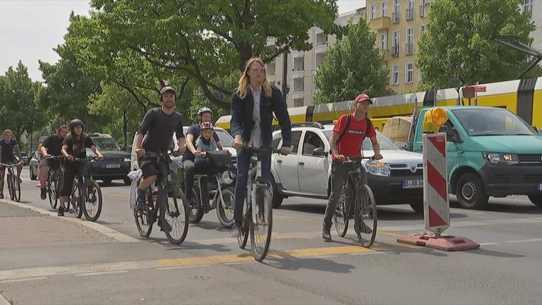 Unfälle mit Pedelecs: Kommt bald der Blinker fürs Fahrrad? - ZDFheute
