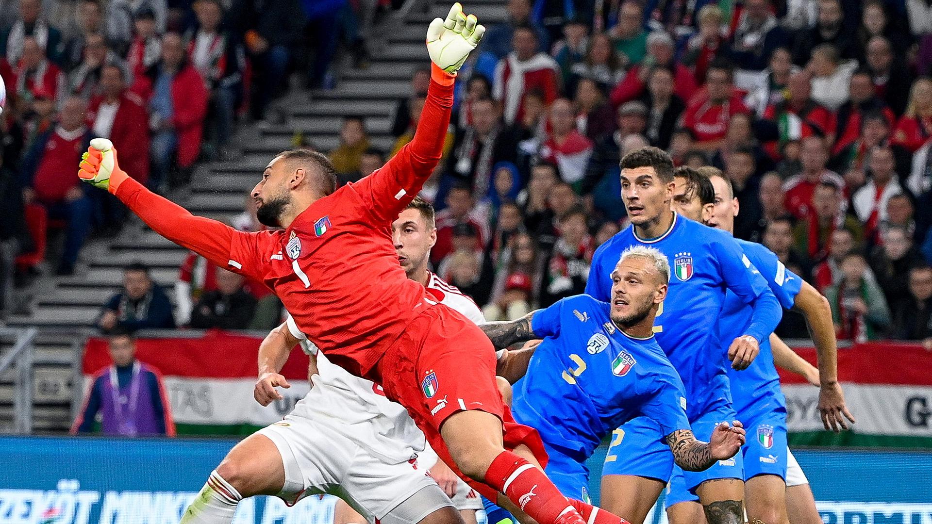 Italiens Torwart Gianluigi Donnarumma in Aktion im Spiel gegen Ungarn am 26.09.2022 in Budapest.