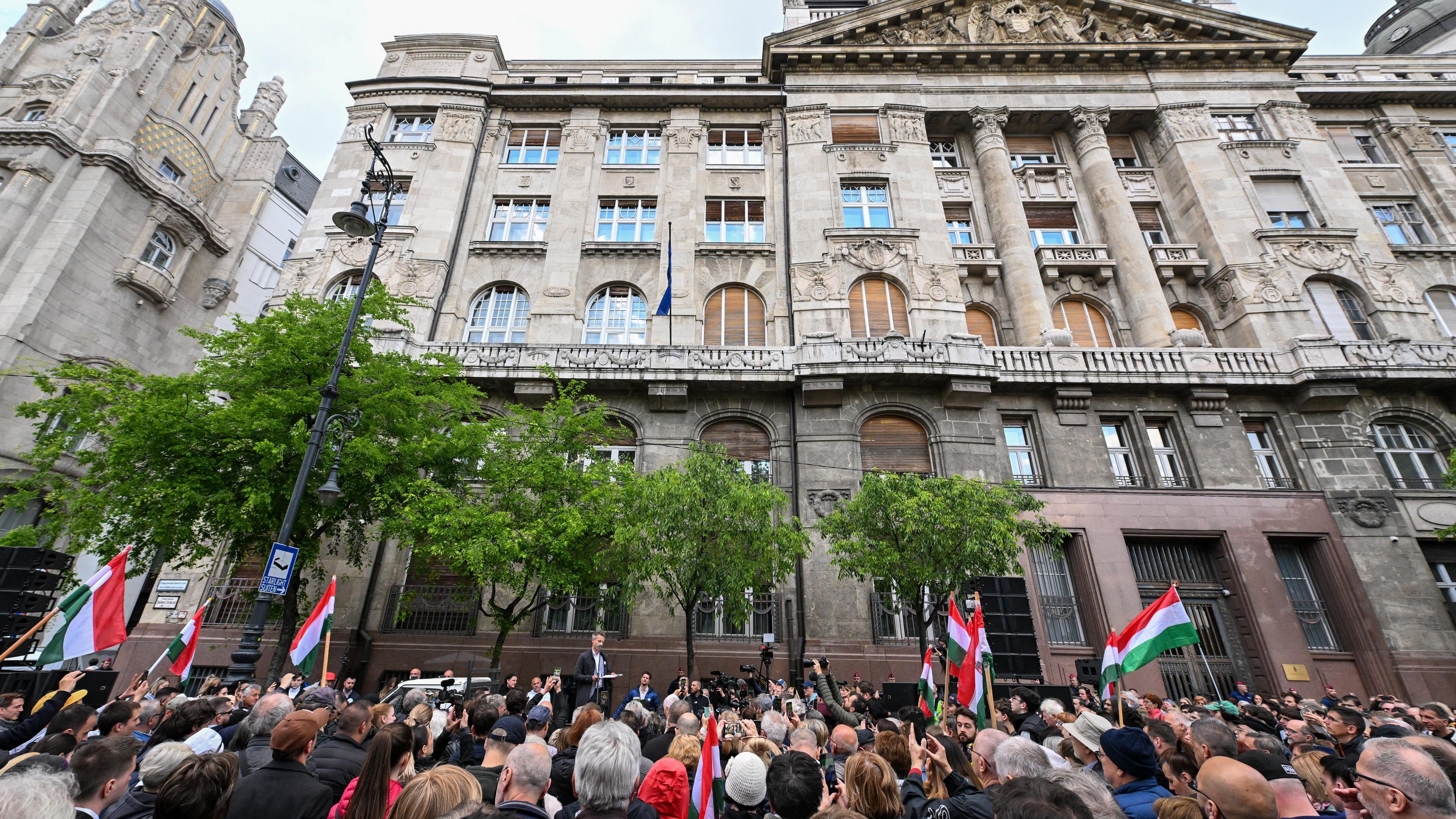Menschen die vor dem ungarischen Innenministerium protestieren