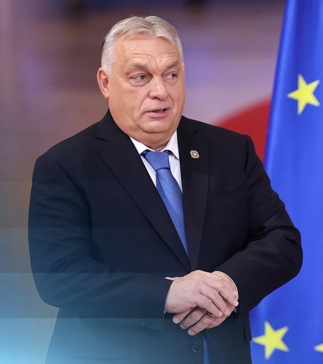 Vikor Orban vor europäischen Flaggen 