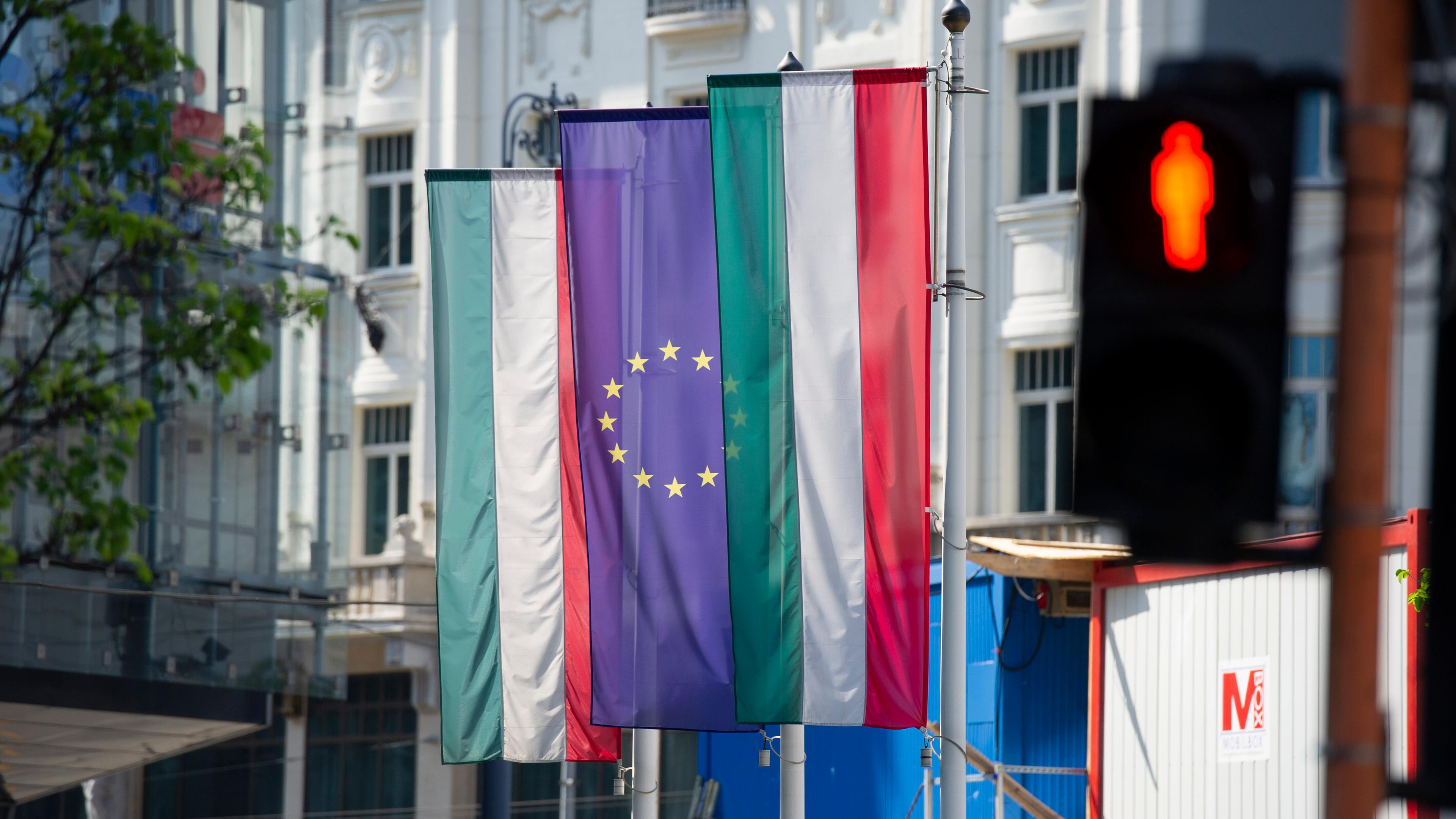 Ungarn und EU-Flaggen