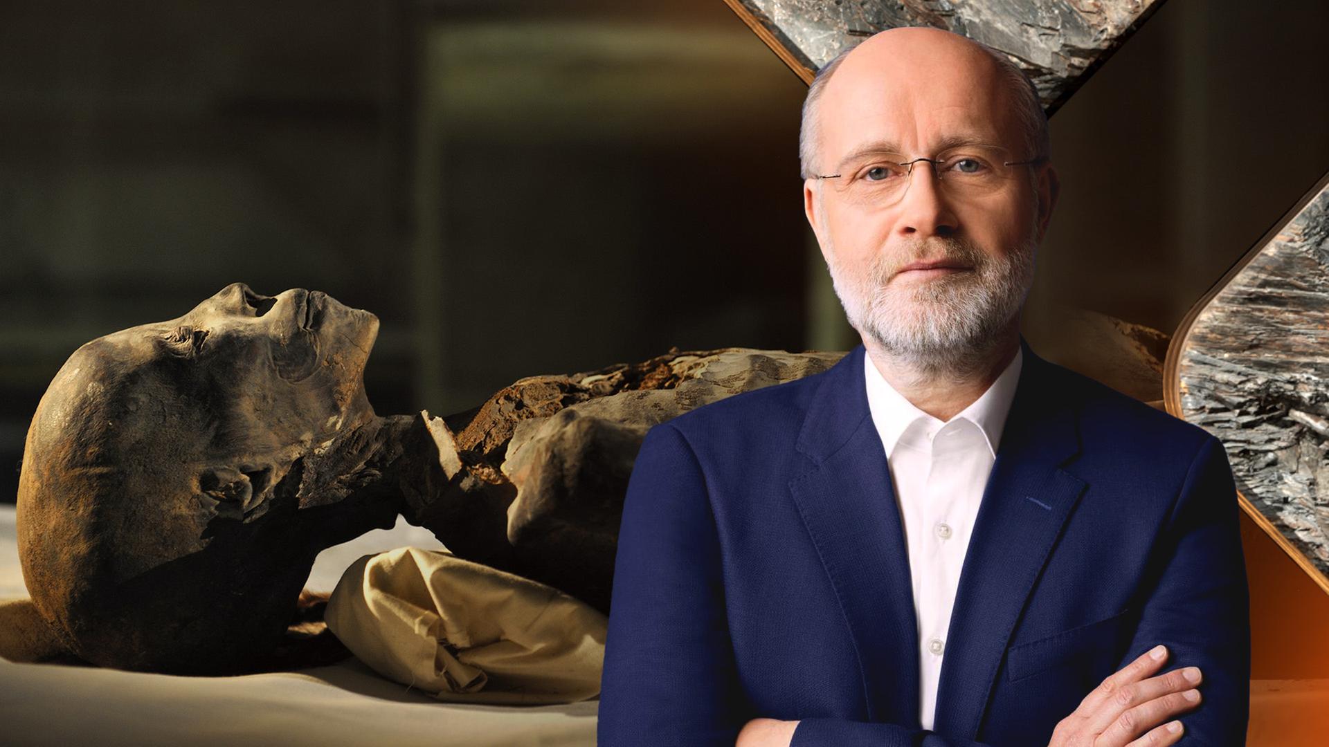 Harald Lesch neben einer Mumie