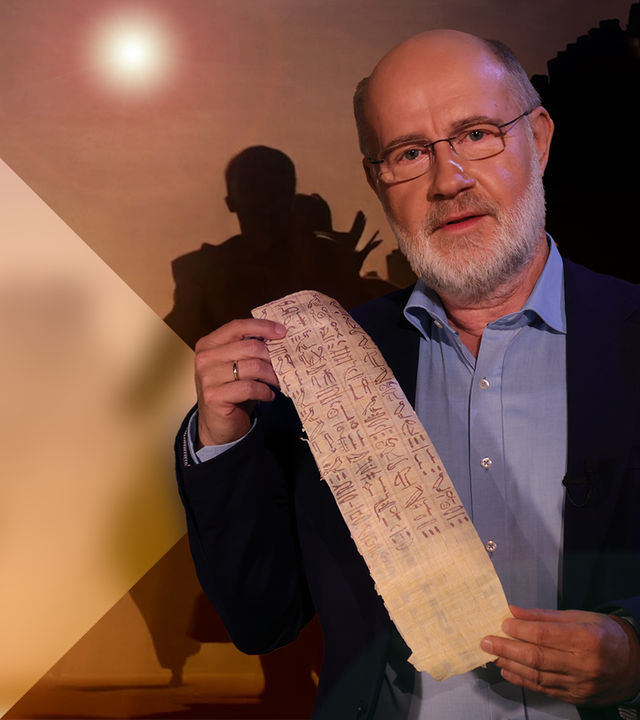 Harald Lesch mit Schriftrolle vor Spielszene (Montage)