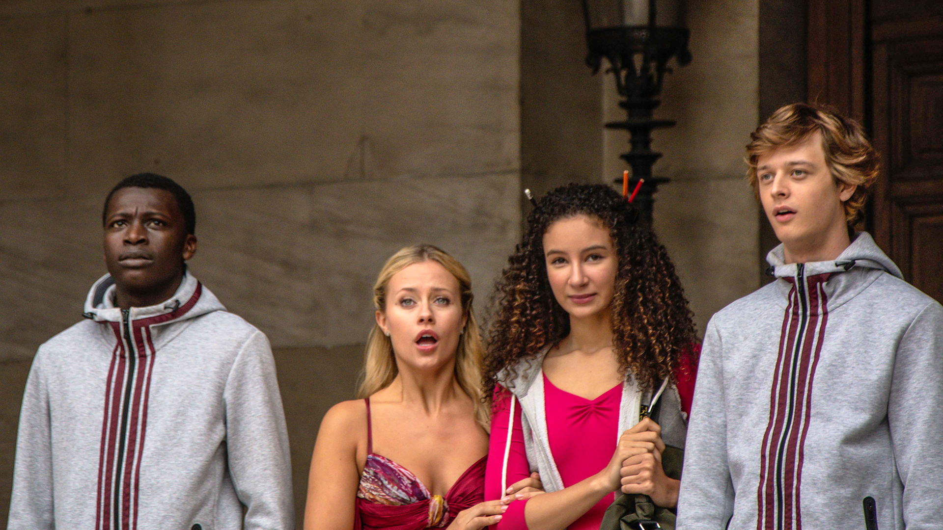 Isaac (links), Lena (Mitte), Ines (Mitte) und Jeff (rechts) verstehen nicht, wieso sie im Jahr 1983 gelandet sind. Sie schauen verblüfft.