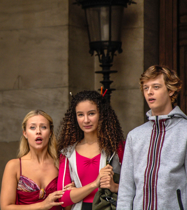 Isaac (links), Lena (Mitte), Ines (Mitte) und Jeff (rechts) verstehen nicht, wieso sie im Jahr 1983 gelandet sind. Sie schauen verblüfft.