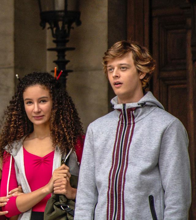 Isaac, Lena, Ines und Jeff verstehen nicht, wieso sie im Jahr 1983 gelandet sind. Sie schauen verblüfft.