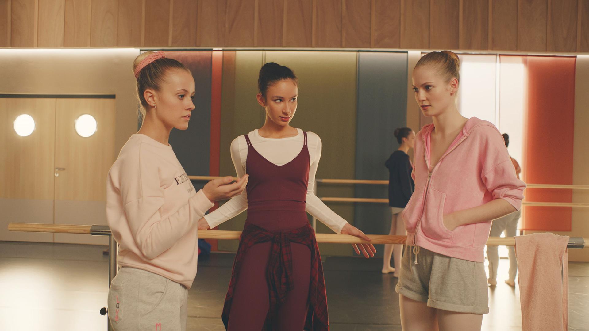 Lena, Ines und Thea müssen sich zusammenraufen.