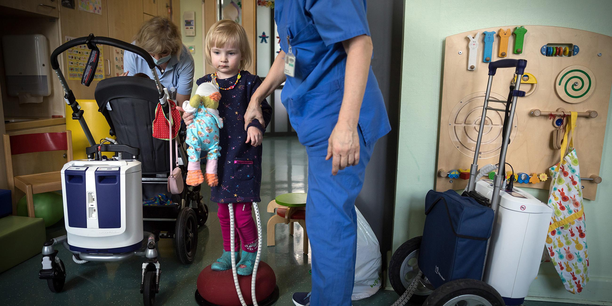 Die dreijährige Clara ist eines von 34 Kindern in Deutschland, die ein Spenderherz benötigen. Mit einem mobilen Kunstherz, das das eigene Herz unterstützt, und ihrer Plüschente „Schnatter“ wartet Clara in ihrem Zimmer auf Station H4 des Deutschen Herzzentrums Berlin auf den Moment, an dem sich ihr Leben ändern wird.