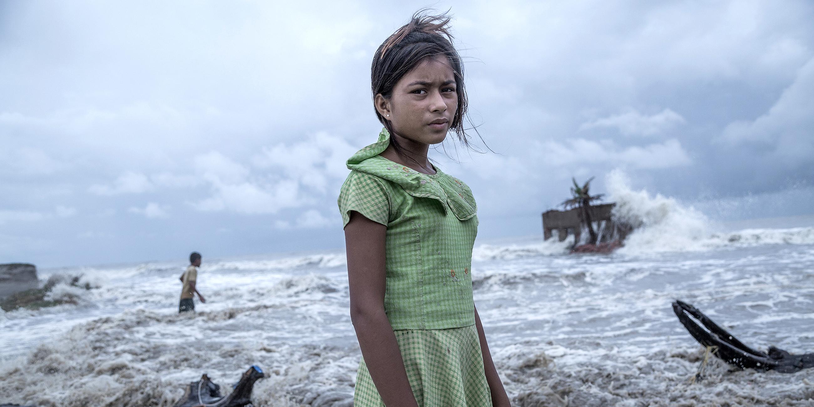 Mädchen am Ufer des Ganges nach einem tropischen Wirbelsturm