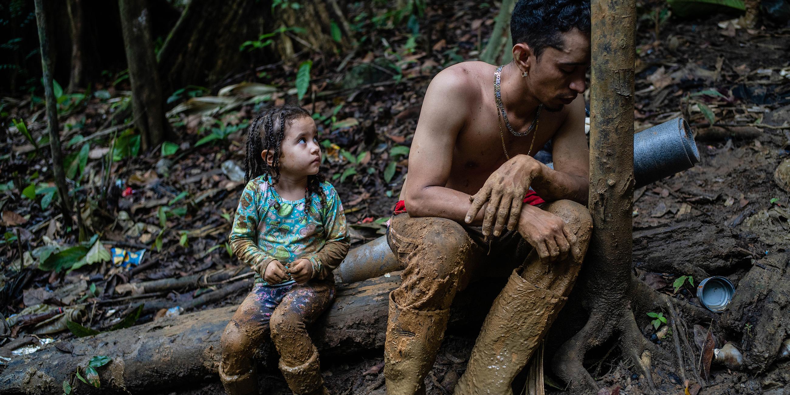 Unicef-Fotos des Jahres: Mädchen mit Mann im Dschungel