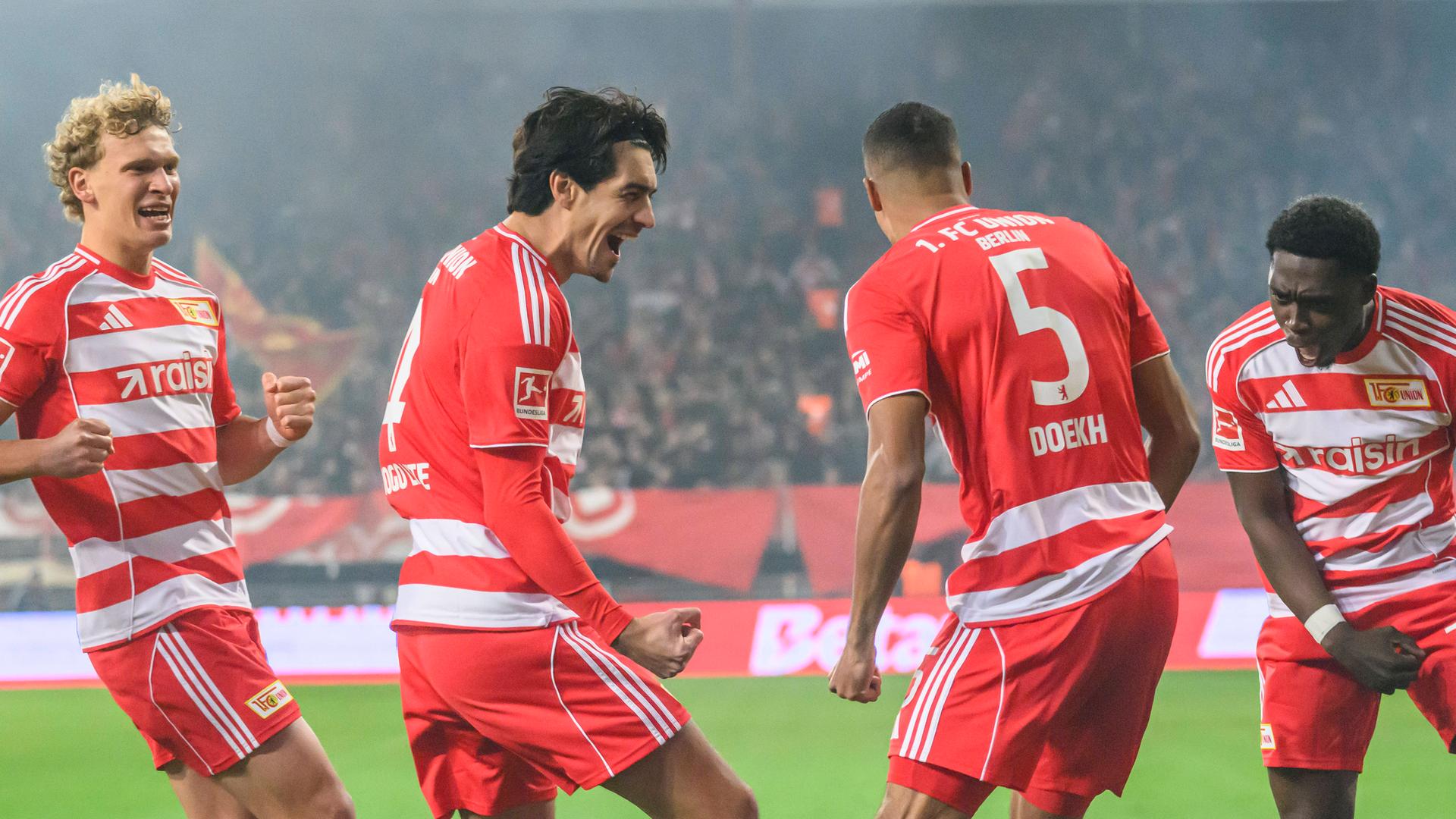 Danilho Doekhi (1. FC Union) und die Mannschaft jubeln.