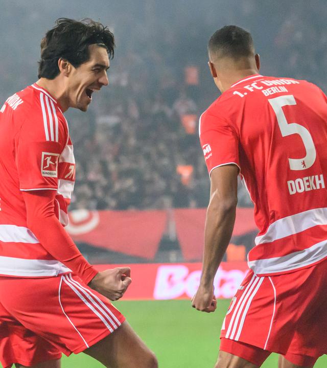 Danilho Doekhi (1. FC Union) und die Mannschaft jubeln.
