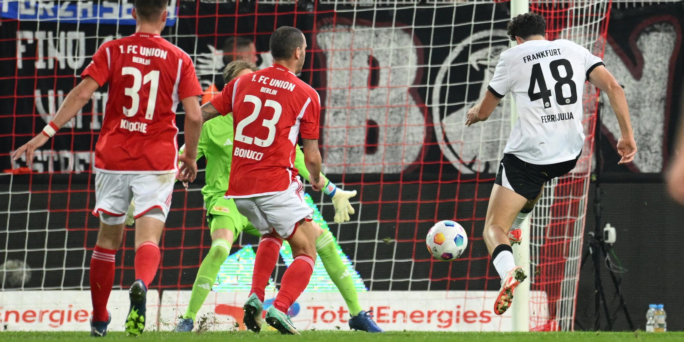 Nacho Ferri (Eintracht Frankfurt) schießt das dritte Tor.