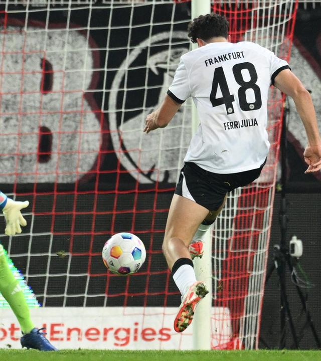 Nacho Ferri (Eintracht Frankfurt) schießt das dritte Tor.