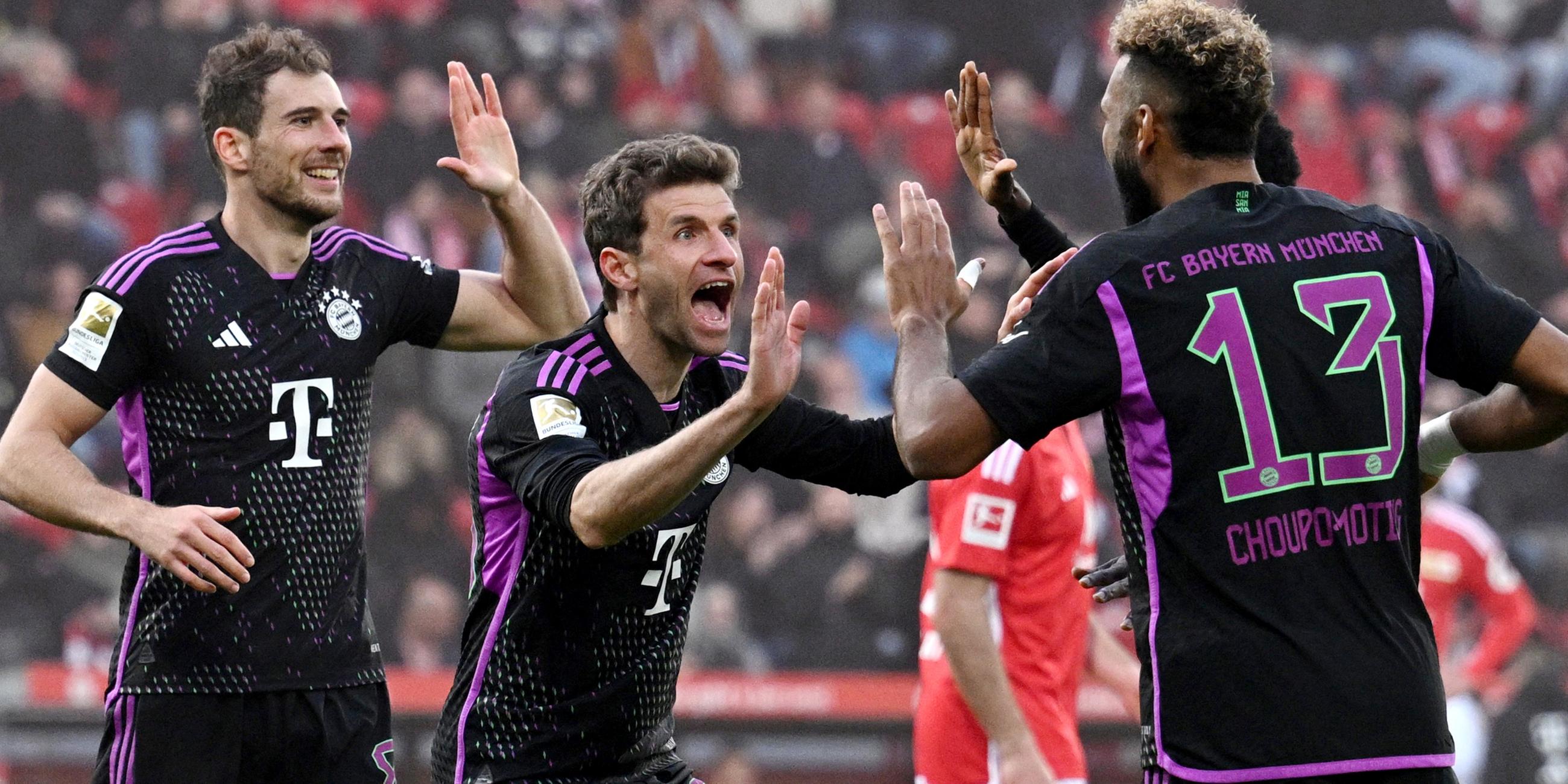 Bayern Münchens Thomas Müller feiert seinen dritten Treffer mit Eric Maxim Choupo-Moting.