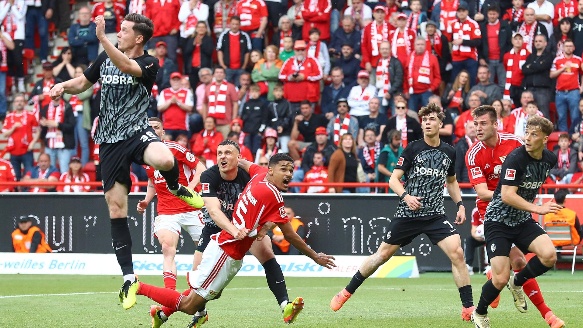 Maximilian Eggestein (Freiburg, 8) foult Danilho Doekhi (Union Berlin, 5).