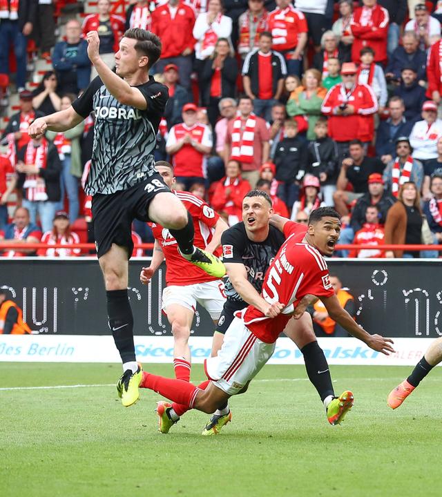 Maximilian Eggestein (Freiburg, 8) foult Danilho Doekhi (Union Berlin, 5).