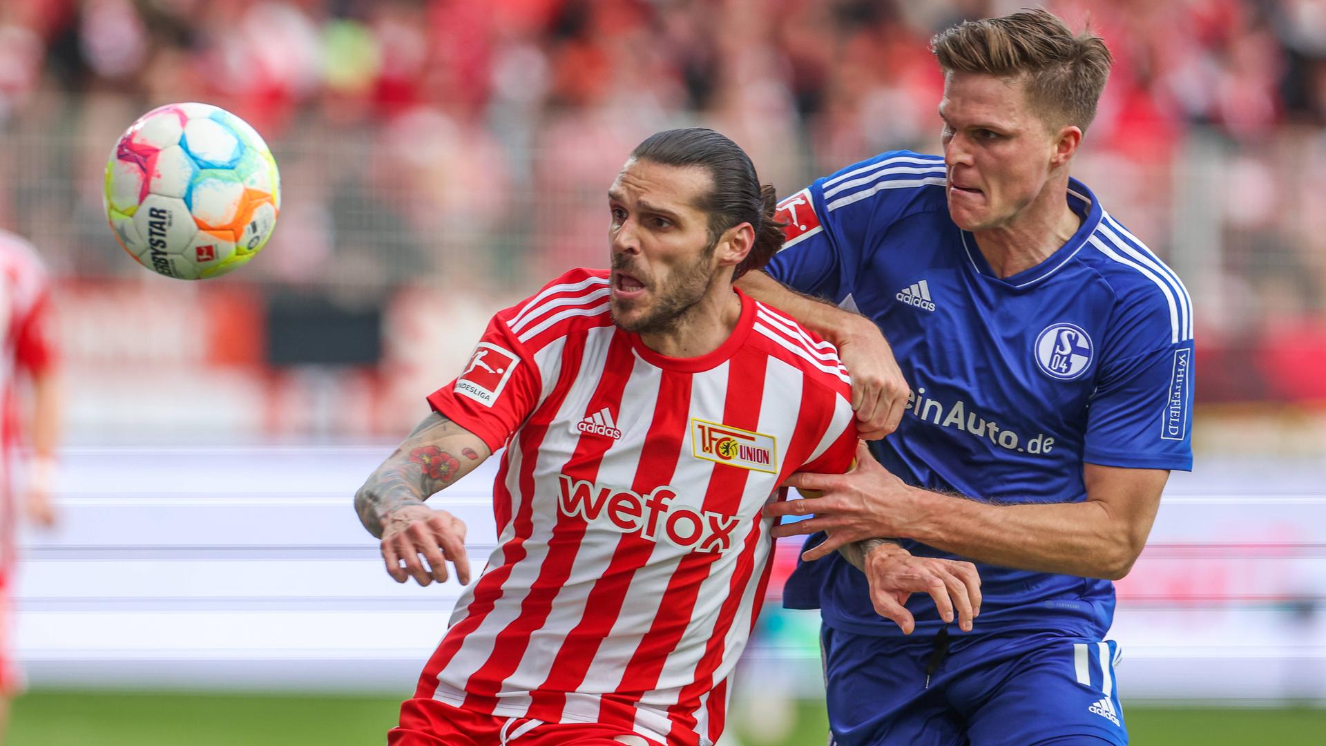 FC Union Berlin - FC Schalke 04, 19.02.2023, Berlin Stadion an der alten Försterei Berlin, Christopher Trimmel (Union Berlin) und Marius Bülter (FC Schalke 04) im Zweikampf