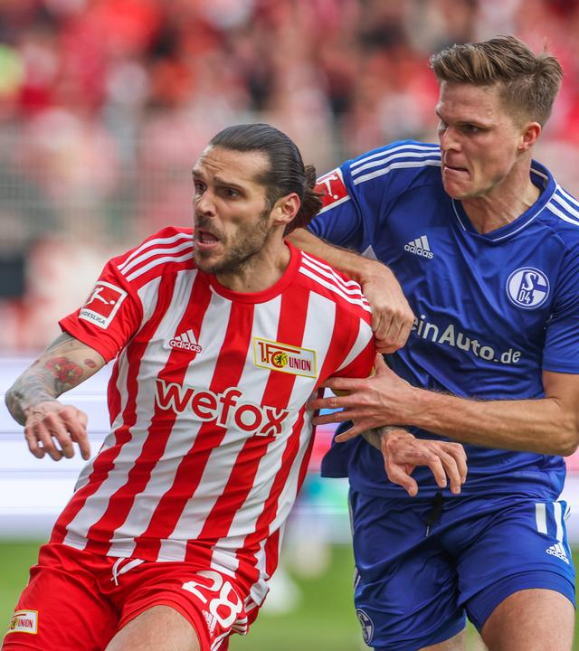 FC Union Berlin - FC Schalke 04, 19.02.2023, Berlin Stadion an der alten Försterei Berlin, Christopher Trimmel (Union Berlin) und Marius Bülter (FC Schalke 04) im Zweikampf