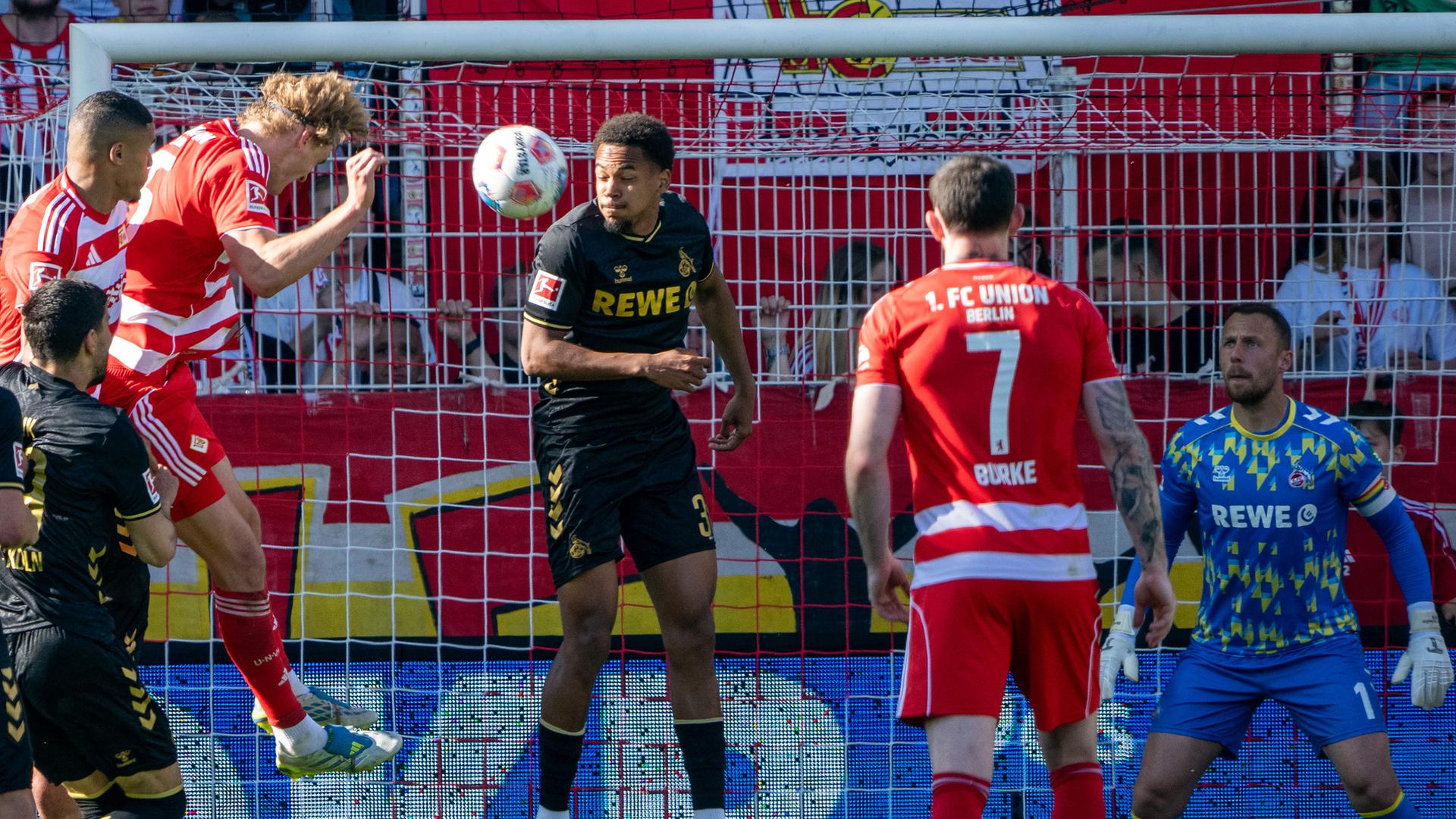 Tom Rothe (Union Berlin) erzielt per Kopfball den 1:2-Anschlusstreffer im Spiel gegen Köln.