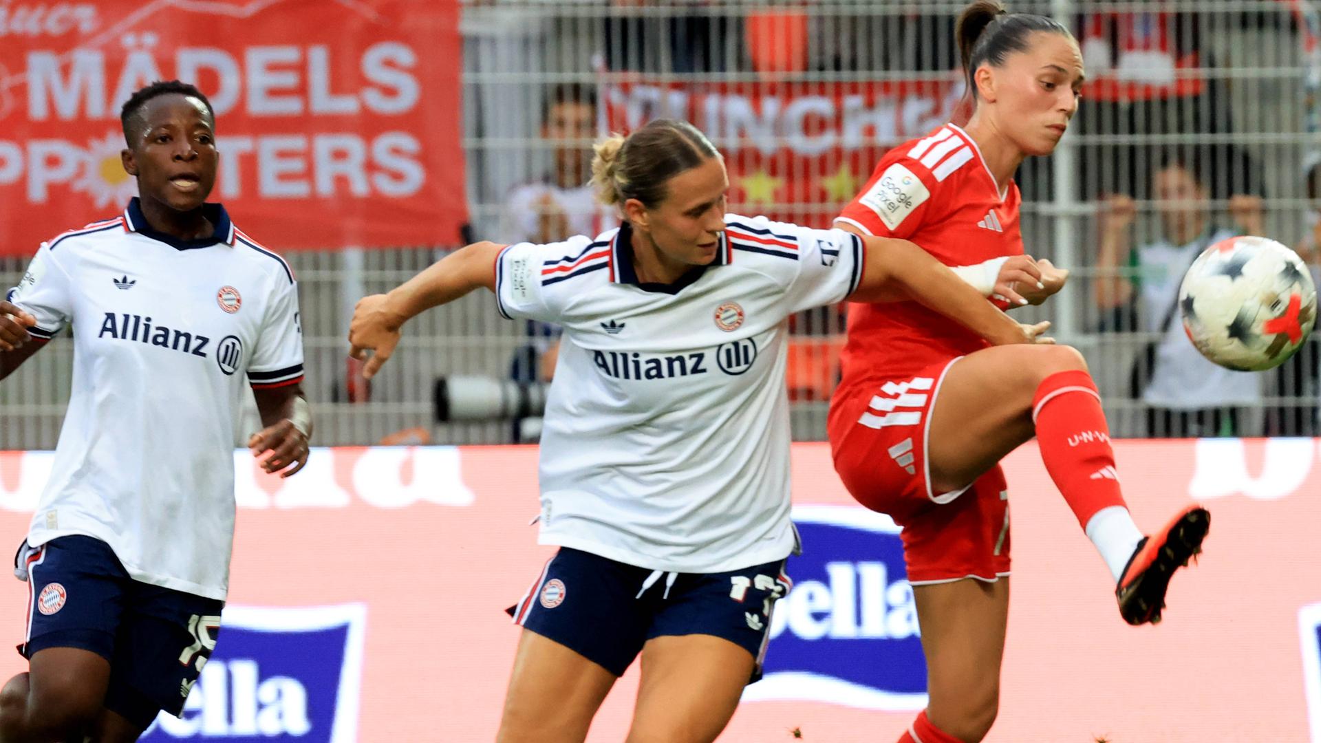 Jill Janssen und Klara Bühl kämpfen in der Frauen-Bundesligapartie zwischen Union Berlin und Bayern München um den Ball