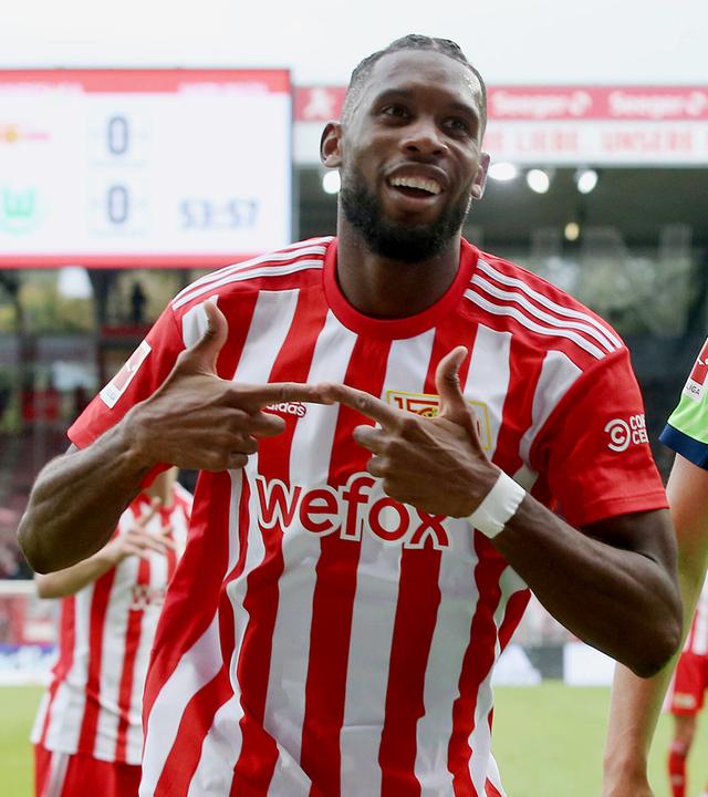 Jordan Siebatcheu von Union Berlin ju8belt über das Tor zum 1:0, Wolfsburgs Micky van de Ven währenddessen enttäuscht am 18.09.2022 in Berlin.