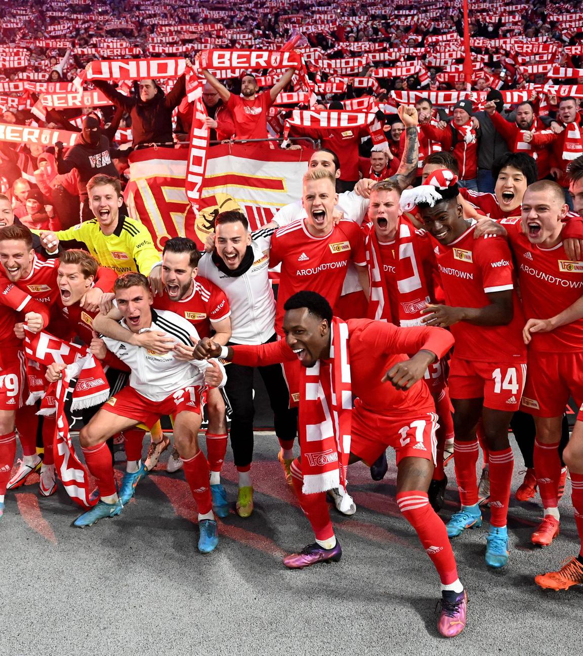 Die Spieler von Union Berlin feiern mit ihren Fans den Derbysieg